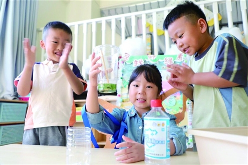 济南市历下区第三实验幼儿园孩子们在进行“寻找叶绿素”小实验